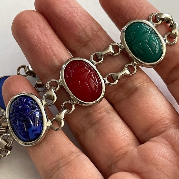 Carved lucite scarab silver tone bracelet - Picture 4 of 6